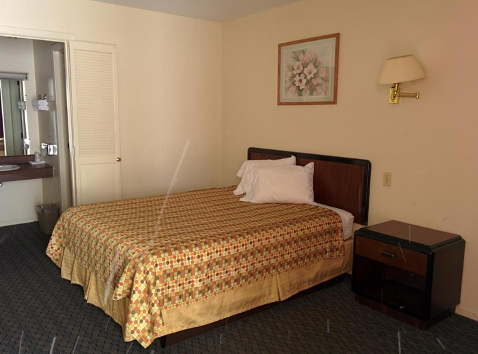 Bedroom 2, Economy Inn Toledo-Perrysburg, Wood