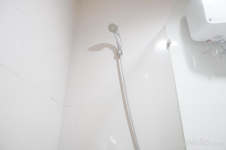 Bathroom 2, Comfort 2BR at Tree Park City BSD Apt By Travelio, Tangerang Selatan
