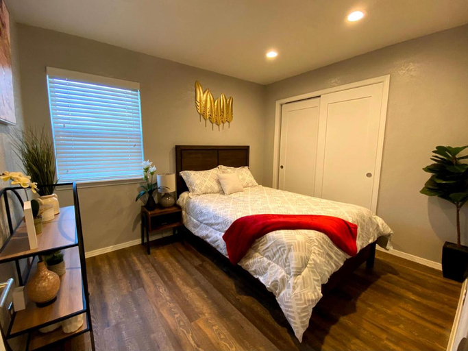 Bedroom 3, Evie's apartment, Oklahoma