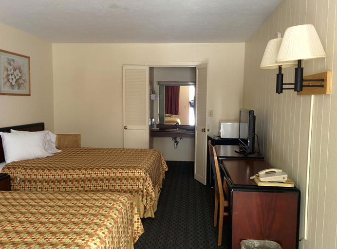 Bedroom 3, Economy Inn Toledo-Perrysburg, Wood