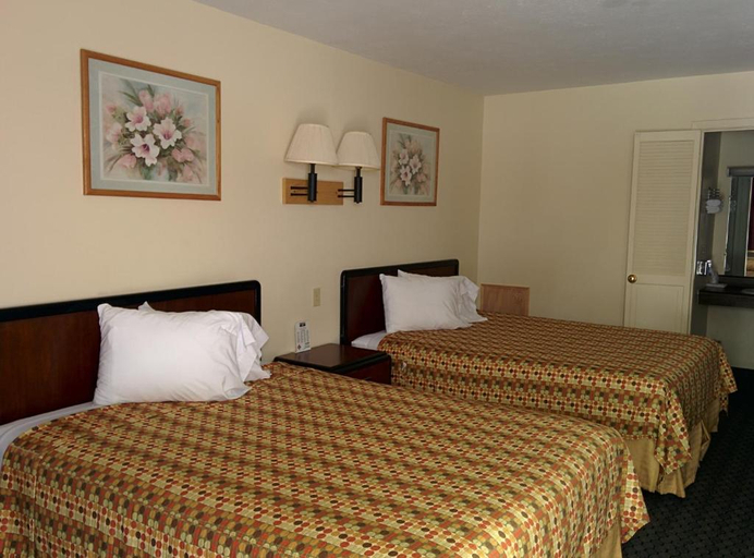Bedroom 4, Economy Inn Toledo-Perrysburg, Wood