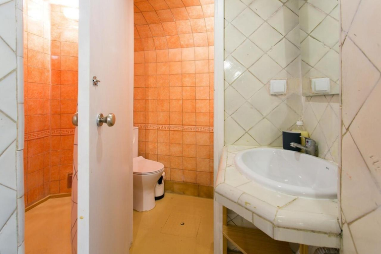 Bathroom 3, Original Photographers Studio Apartment in Alcântara, Lisbon