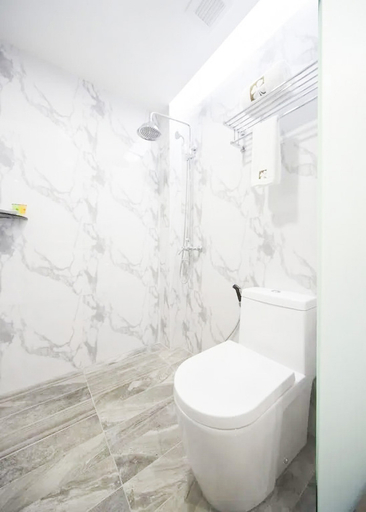Bathroom 5, Hotel Clover 7 Hong Kong Street, Singapura