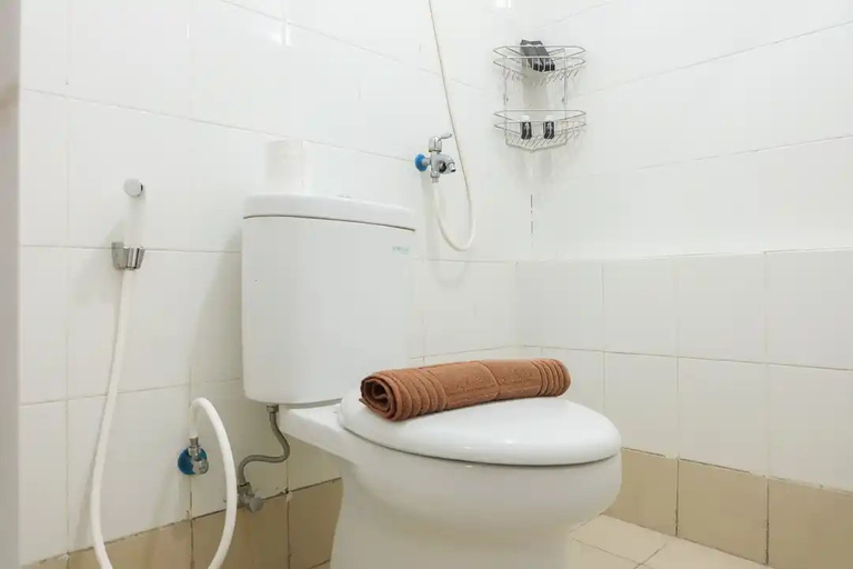 Bathroom 3, Simply 2BR with Pool View Bassura Apt By Travelio, Jakarta Timur
