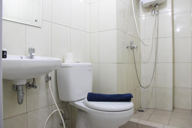 Bathroom, Clean 2BR Apartment @ Springlake Summarecon, Bekasi