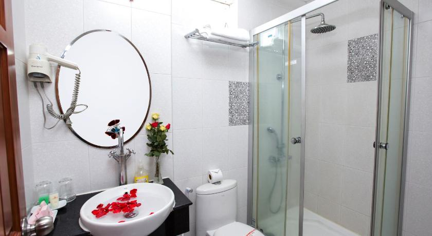 Bathroom 4, Hồng Hạc hotel, District 1