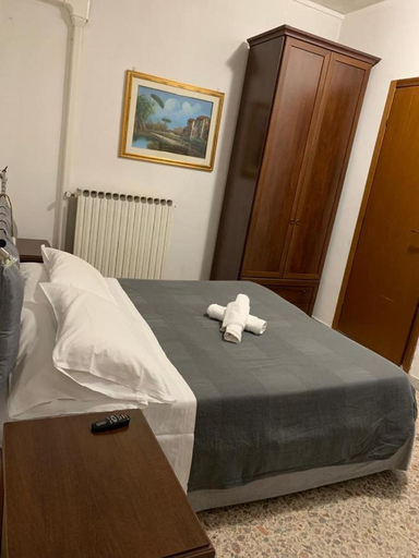 Bedroom 5, Albergo Abruzzese, Rome