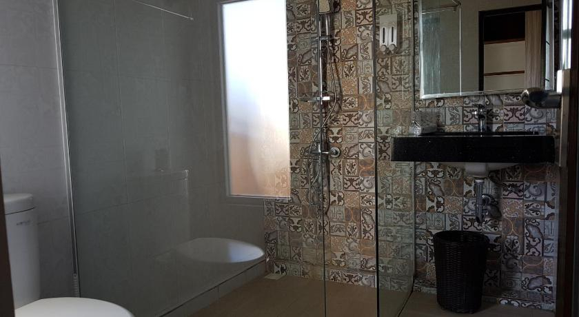 Bathroom 3, Narisha Guesthouse, Kupang