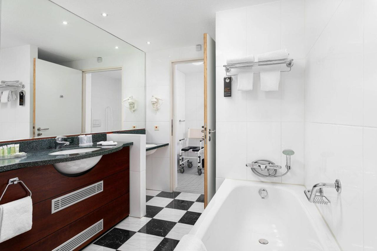 Bathroom 4, Courtyard by Marriott Amsterdam Airport, Haarlemmermeer