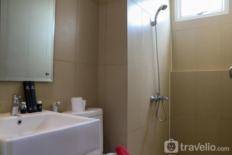 Bathroom, Nice And Comfort 2Br Apartment At Elpis Residence, Central Jakarta
