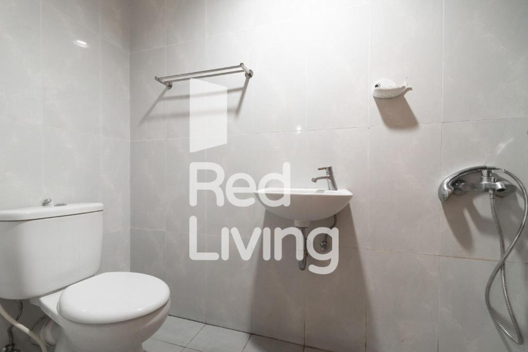 Bathroom, RedLiving Apartemen Evenciio - Ens Room, Depok