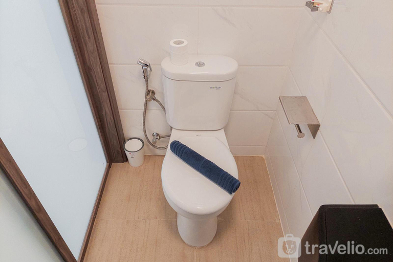 Bathroom 2, Pleasurable Studio At Sky House Bsd Apartment, South Tangerang