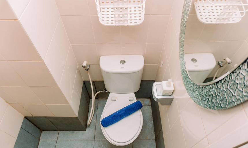Bathroom, Homey and Modern Studio Apartment at Akasa Pure Living BSD By Travelio, Tangerang Selatan