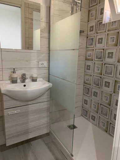 Bathroom 4, Albergo Abruzzese, Rome