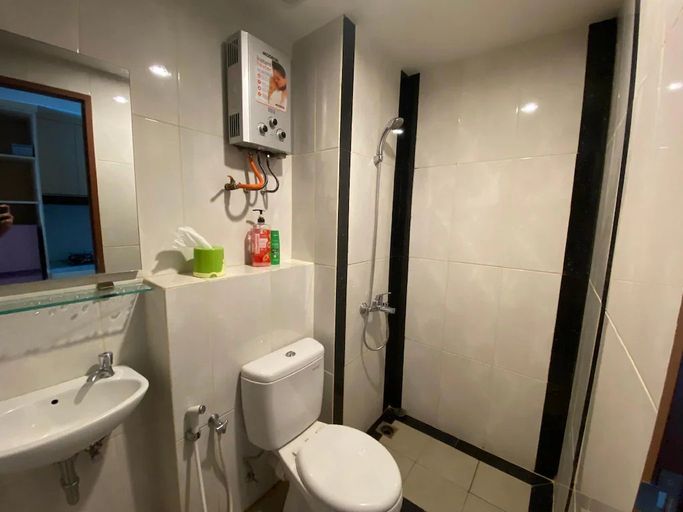 Bathroom 5, Apartemen Grand Kamala Lagoon by Okroom, Bekasi