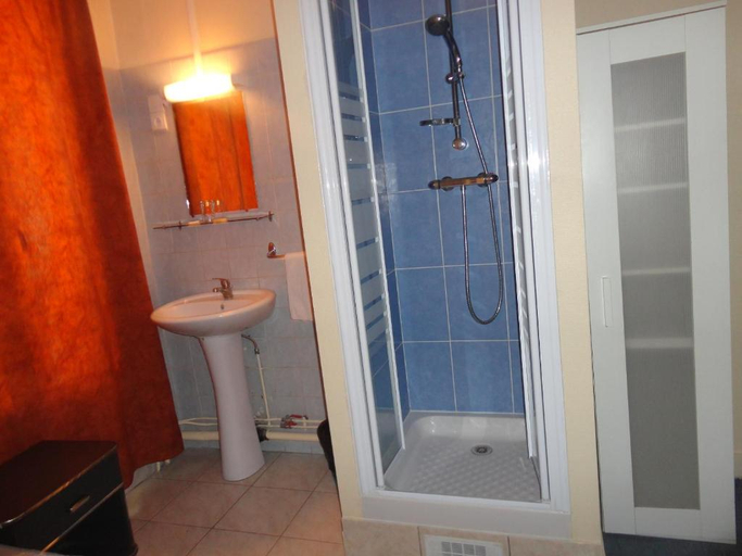Bathroom 5, Hotel Santana, Paris