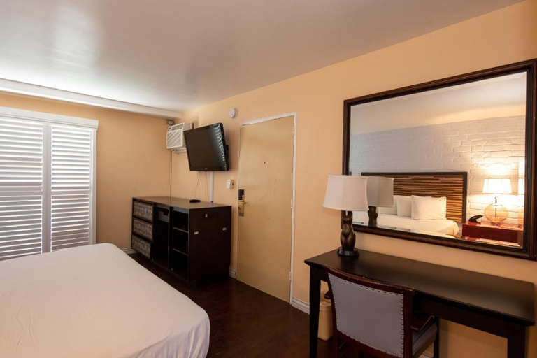 Bedroom 2, Hollywood Downtowner Inn, Los Angeles