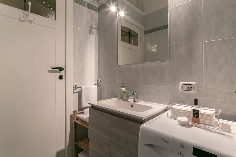 Bathroom 3, notaMi - Next Stop - Central Station, Milano