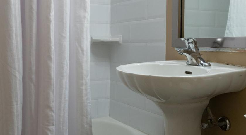 Bathroom 4, Hotel Pentagon, Arlington
