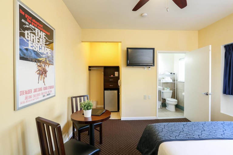 Bedroom 5, The Hotel Hollywood, Los Angeles