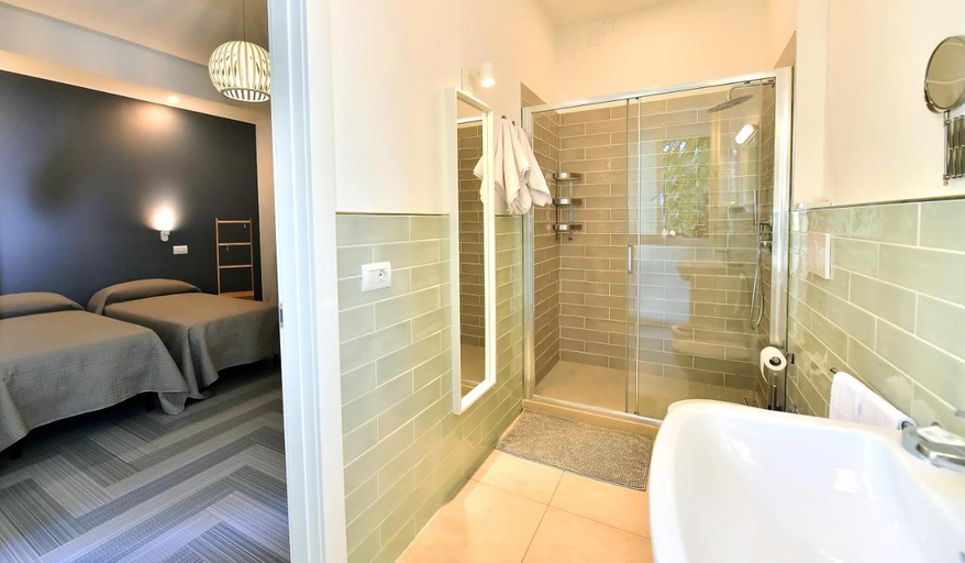 Bathroom 5, Hotel Doria, Rimini