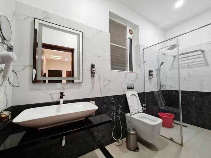 Bathroom 3, Grand Signature Hotel & Spa, Salem