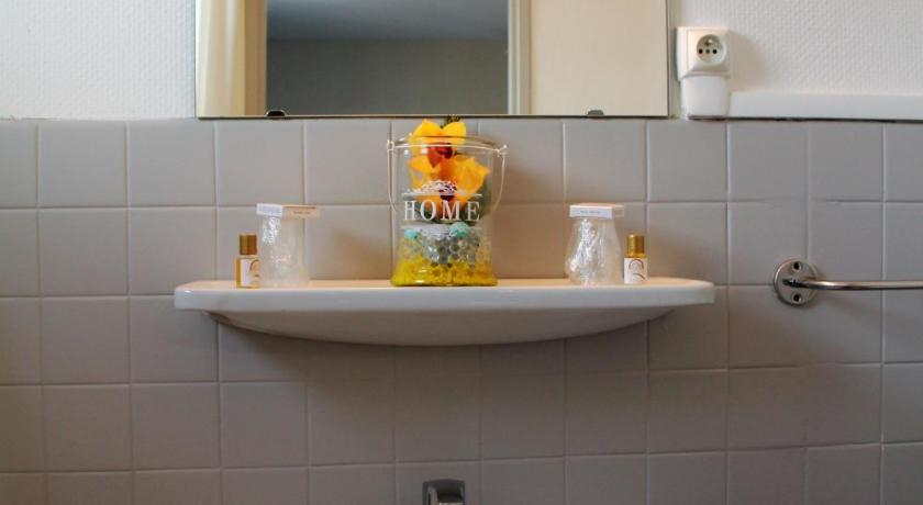 Bathroom 3, Le Petit Majestic, Hautes-Pyrénées
