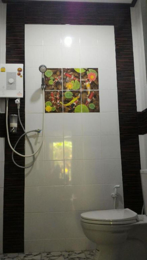 Bathroom 5, Baan Benjathip, Amphawa