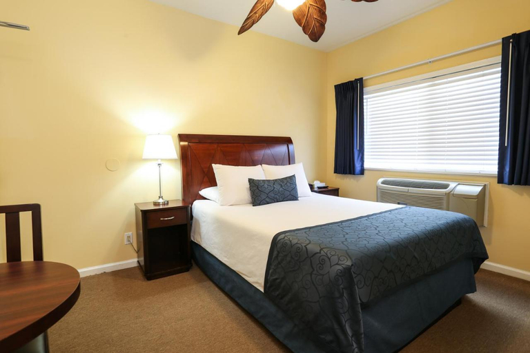 Bedroom 5, The Hotel Hollywood, Los Angeles