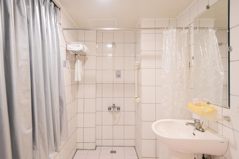 Bathroom 3, Duke Business Hotel, Taoyuan