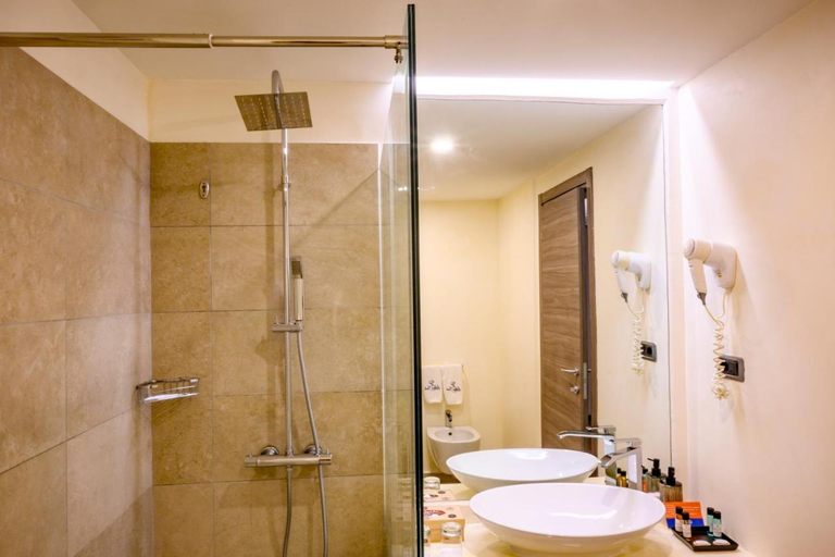 Bathroom 5, Andilana Beach Resort, Diana