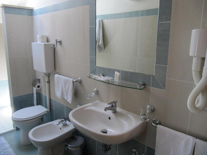 Bathroom 4, Hotel Doria, Rimini