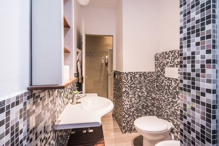 Bathroom 4, A Few Steps to The Duomo Enchanting 2BD Apt, Florence