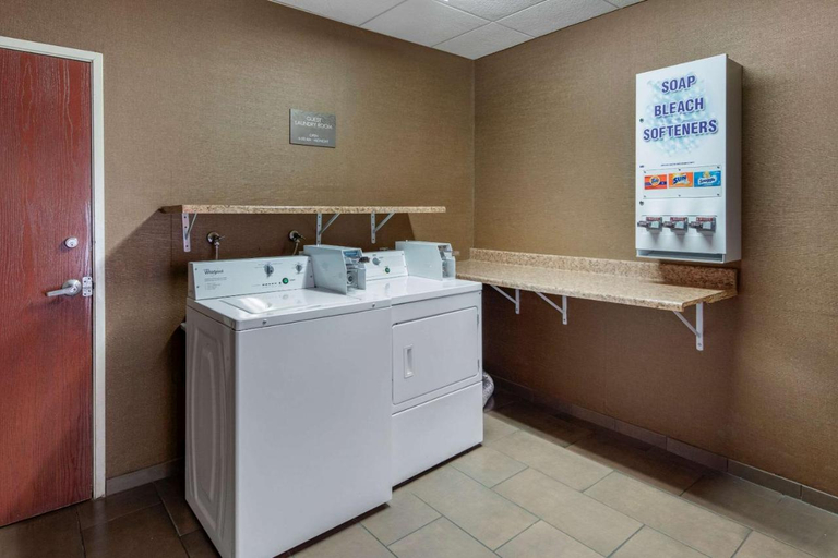 Bathroom 5, Comfort Suites Near Six Flags Magic Mountain, Los Angeles