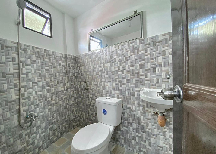 Bathroom 2, Adam's Hotel Apartment, Pandi