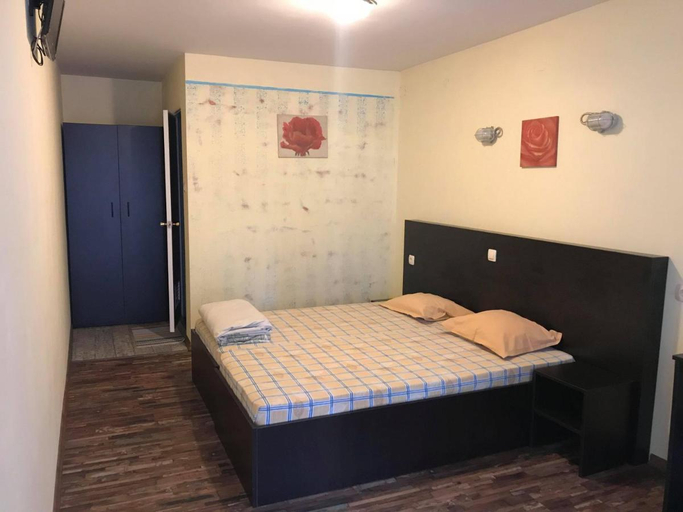 Bedroom 3, Pop Bogomil, Stolichna