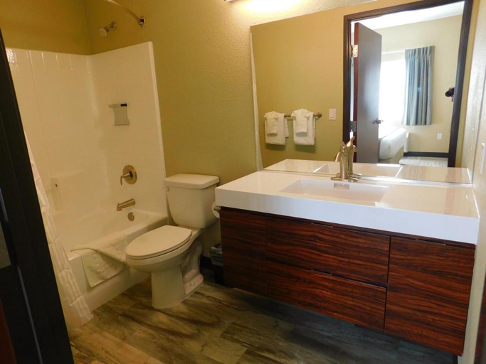 Bathroom 4, Island Suites, Mohave