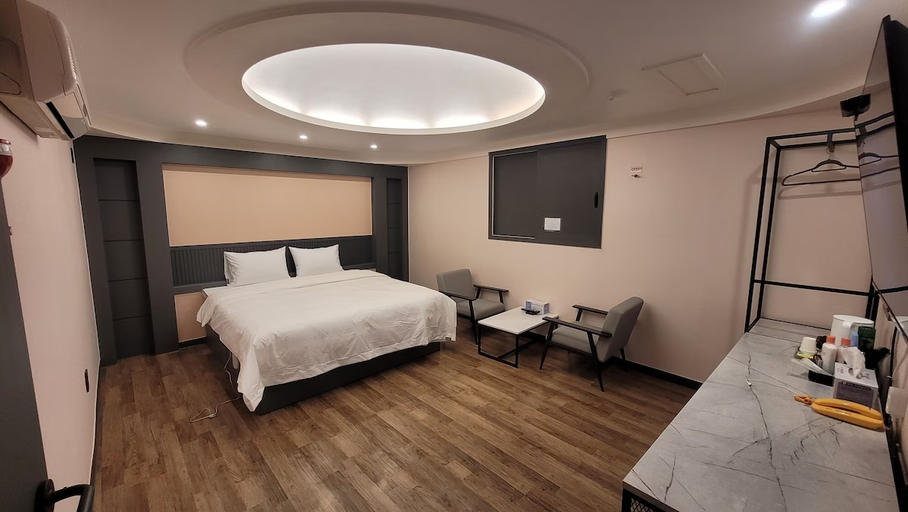 Bedroom 3, CC Motel, Jung