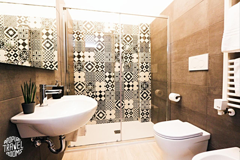Bathroom 3, People Travel Rooms, Bologna