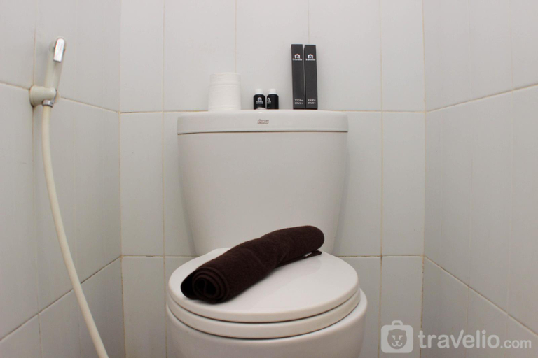 Bathroom 2, Cozy And Warm Studio At Grand Sentraland Karawang Apartment, Karawang