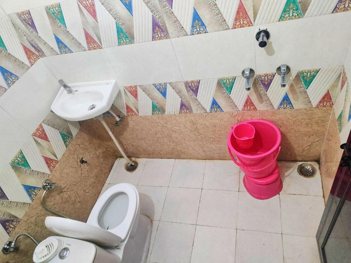 Bathroom 4, Hotel RAJ - Near Railway Station, Hardwar