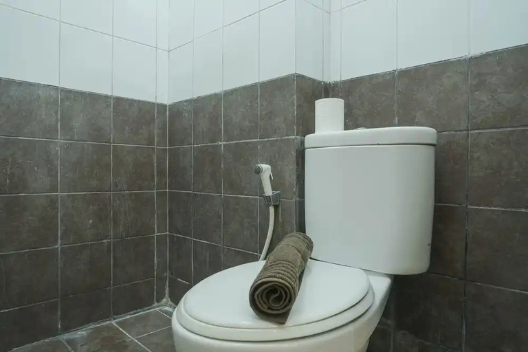 Bathroom 3, Great Choice Studio Green Pramuka Apartment, Central Jakarta