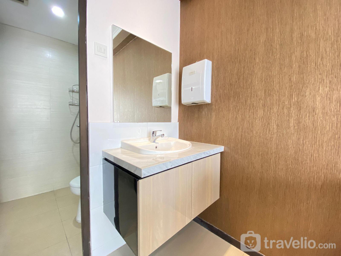 Bathroom, Luxurious 2BR Gateway Pasteur Apt By Travelio, Bandung
