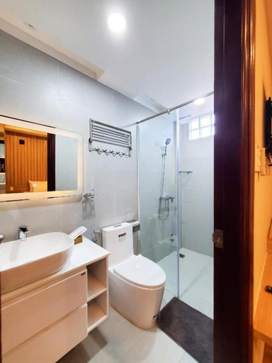 Bathroom 3, Mother's Home, District 4