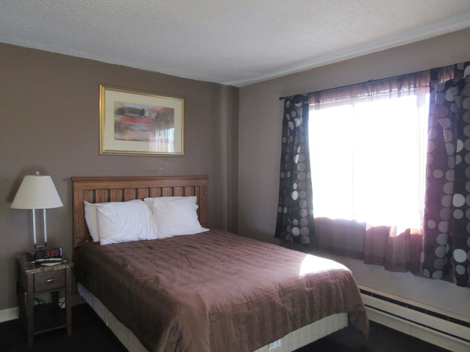 Bedroom 5, Pullman Motel, Barron