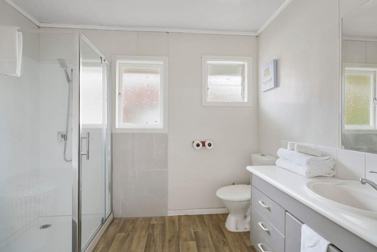 Bathroom 4, 3 Bedroom In Papatoetoe w Parking - Wifi, Manukau