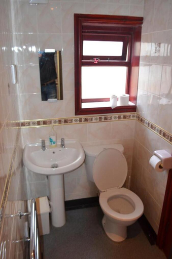 Bathroom 4, Lyndhurst Hotel, Blackpool