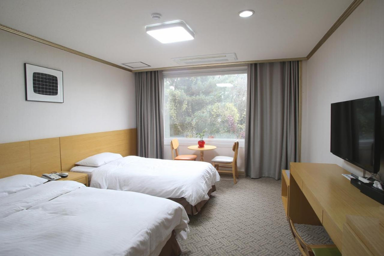 Bedroom 2, Chuncheon Bears Hotel, Chuncheon