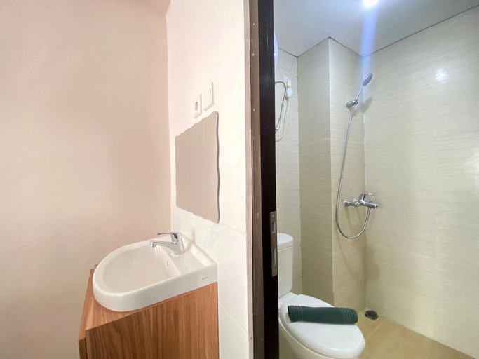 Bathroom, Serene with Cozy Design 2BR Apartment at Gateway Pasteur, Bandung