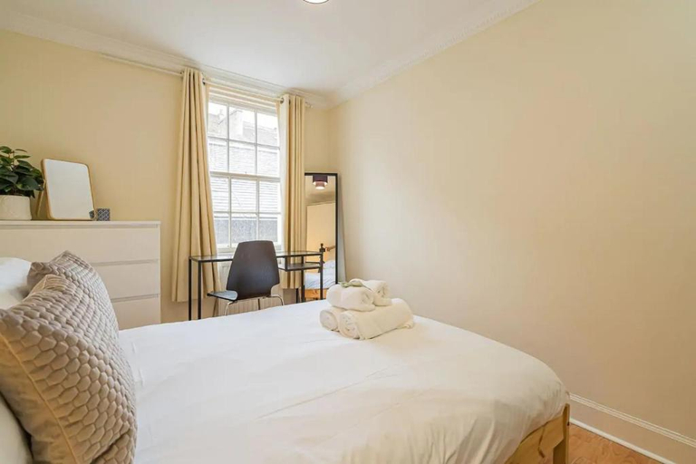 Bedroom 5, Grassmarket Apartment with Castle View, Edinburgh